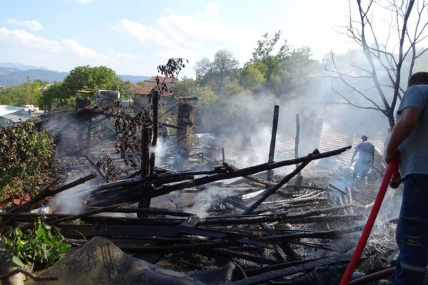 İki katlı evde yangın… Küle döndü!