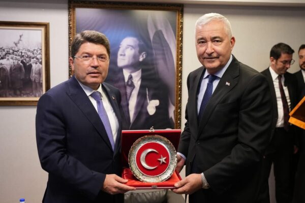 Bakan Tunç’un Kemalpaşa Belediye ziyaretinin... Bakan Tunç’un Kemalpaşa Belediye ziyaretinin...