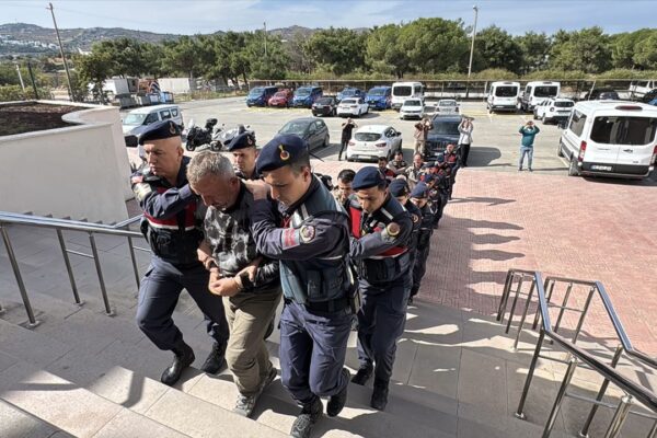 Lastik botla yurt dışına kaçmaya çalışan FETÖ̵... Lastik botla yurt dışına kaçmaya çalışan FETÖ̵...