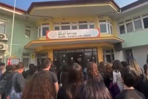 İzmir’de lisede ‘Andımız’ krizi!