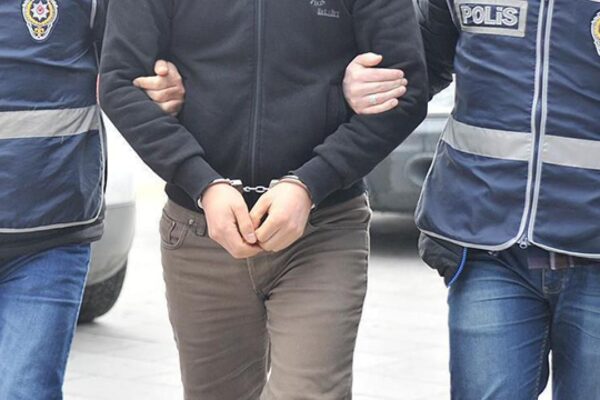 İzmir’de oto galeriye silahlı bombalı saldır... İzmir’de oto galeriye silahlı bombalı saldır...