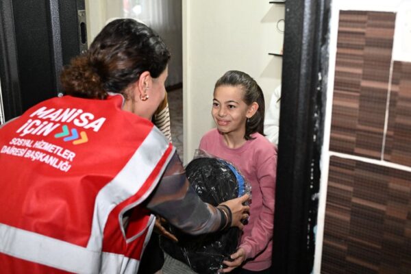 Manisa Büyükşehir’den 15 bin öğrenciye çanta ve kı...