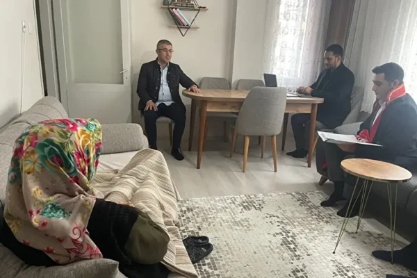 Hakim geldi, mahkeme evin salonuna taşındı Hakim geldi, mahkeme evin salonuna taşındı