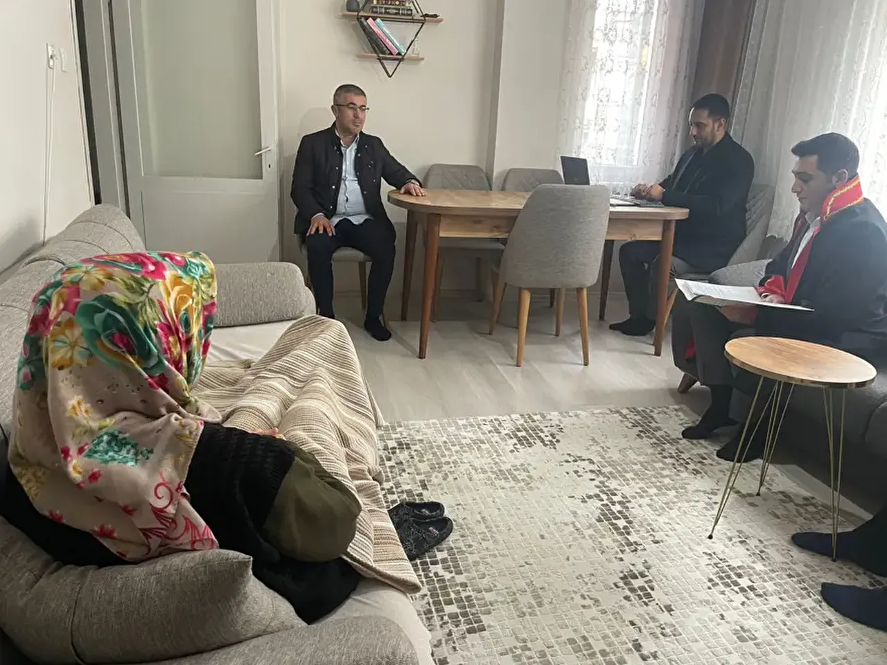 Hakim geldi, mahkeme evin salonuna taşındı