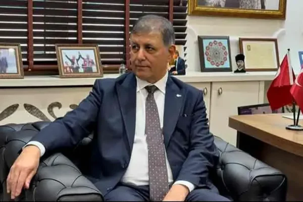 Başkan Tugay’dan çıplak ayaklı eylem açıklam...