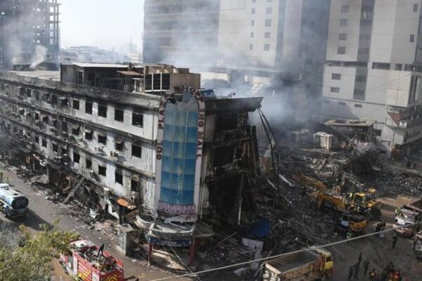 Pakistan’da alışveriş merkezinde yangın: Ölü...