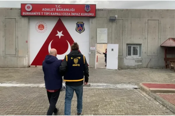 İş insanlarına şantaj yapan ihraç emniyet amirine ...