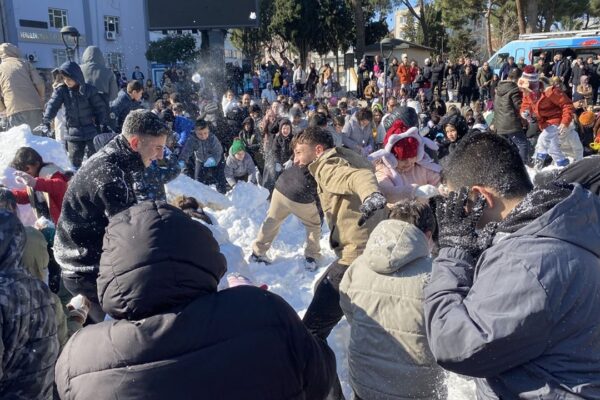 Çocuklara kamyonlarla kar eğlencesi