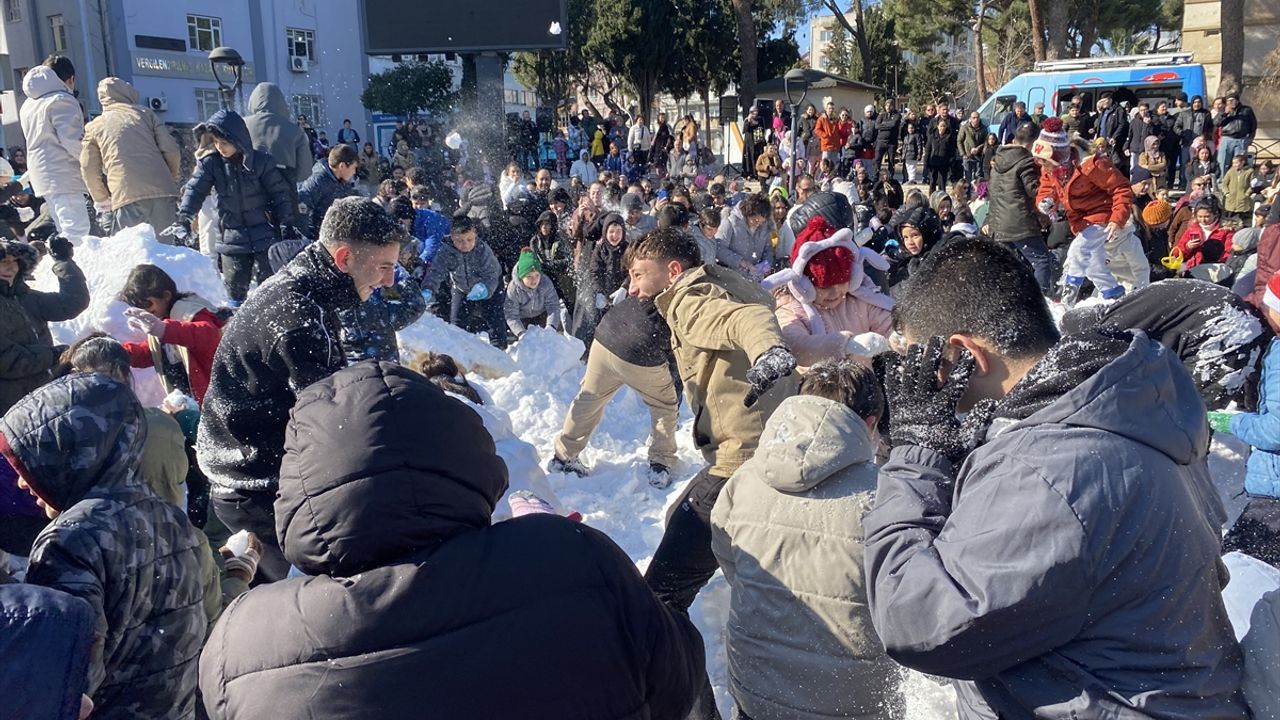 Çocuklara kamyonlarla kar eğlencesi